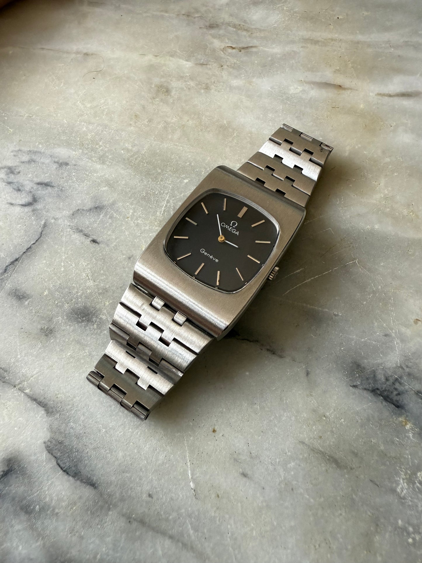 Omega Genève Ref. 111. 0117 | Cuerda Manual | 1975 | Esfera Gris Oscura