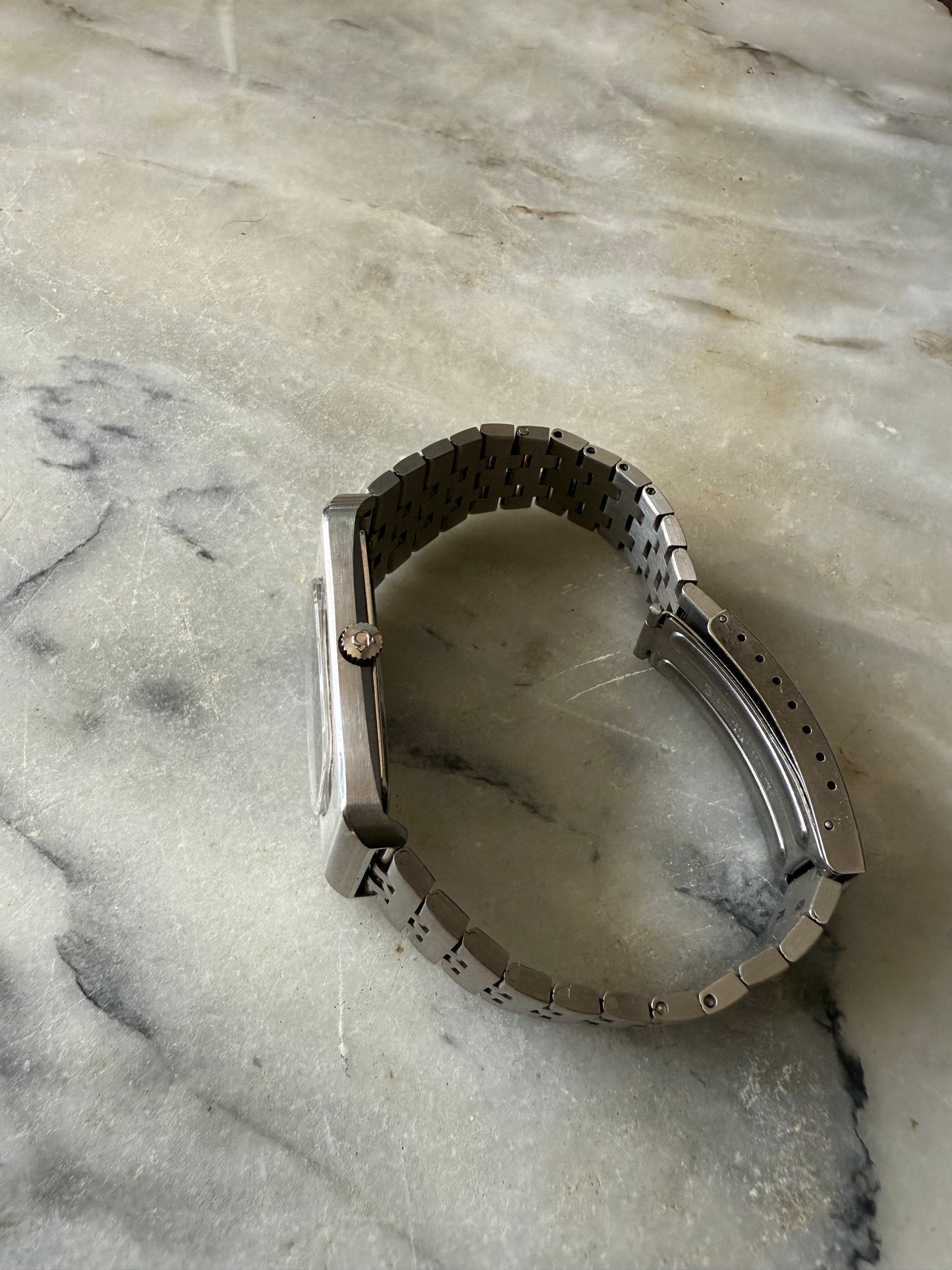 Omega Genève Ref. 111. 0117 | Cuerda Manual | 1975 | Esfera Gris Oscura