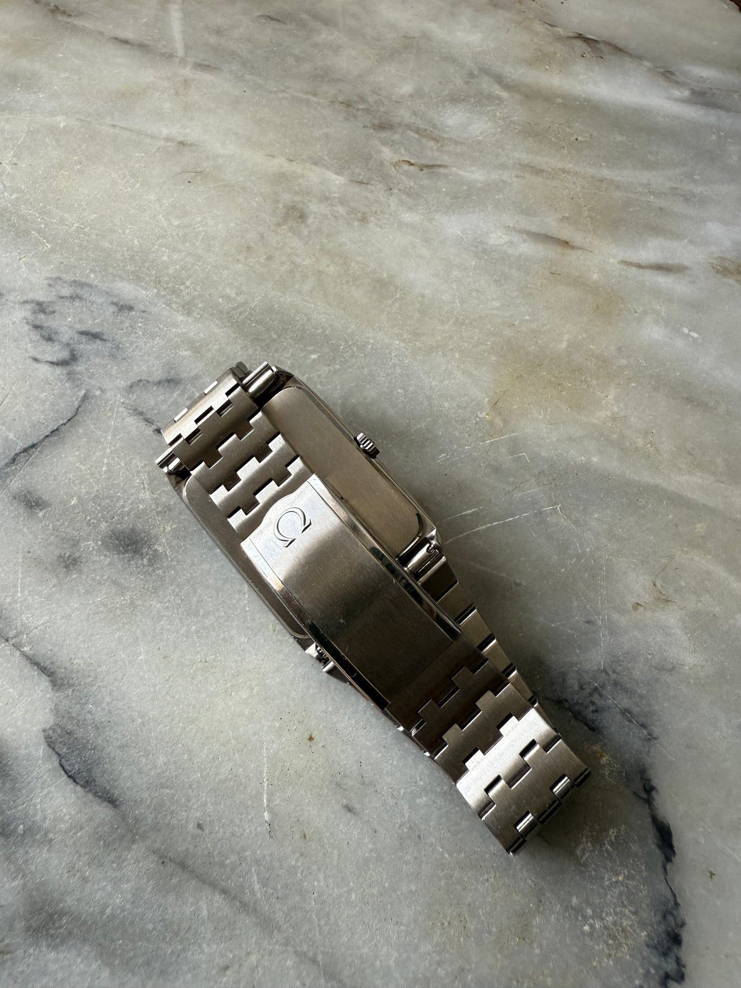 Omega Genève Ref. 111. 0117 | Cuerda Manual | 1975 | Esfera Gris Oscura