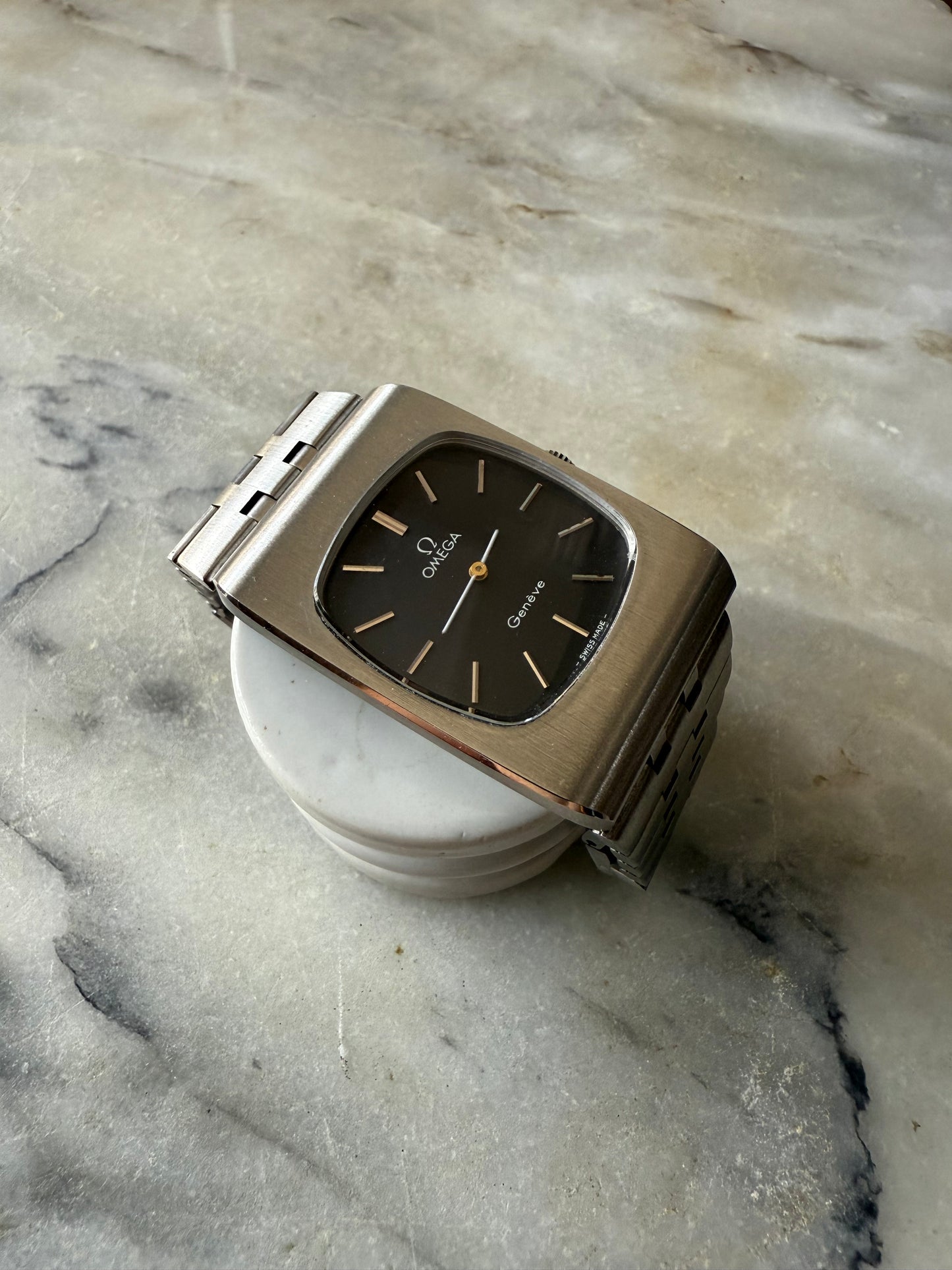 Omega Genève Ref. 111. 0117 | Cuerda Manual | 1975 | Esfera Gris Oscura