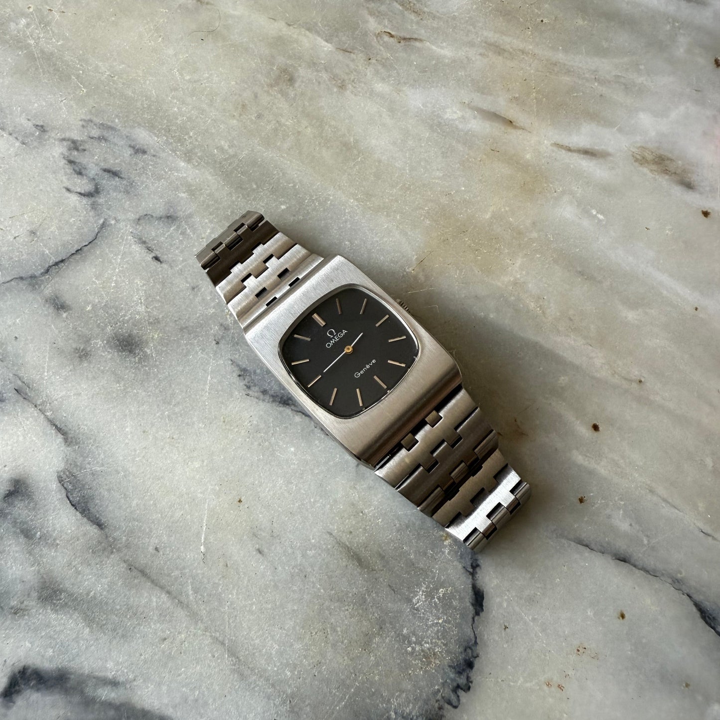 Omega Genève Ref. 111. 0117 | Cuerda Manual | 1975 | Esfera Gris Oscura