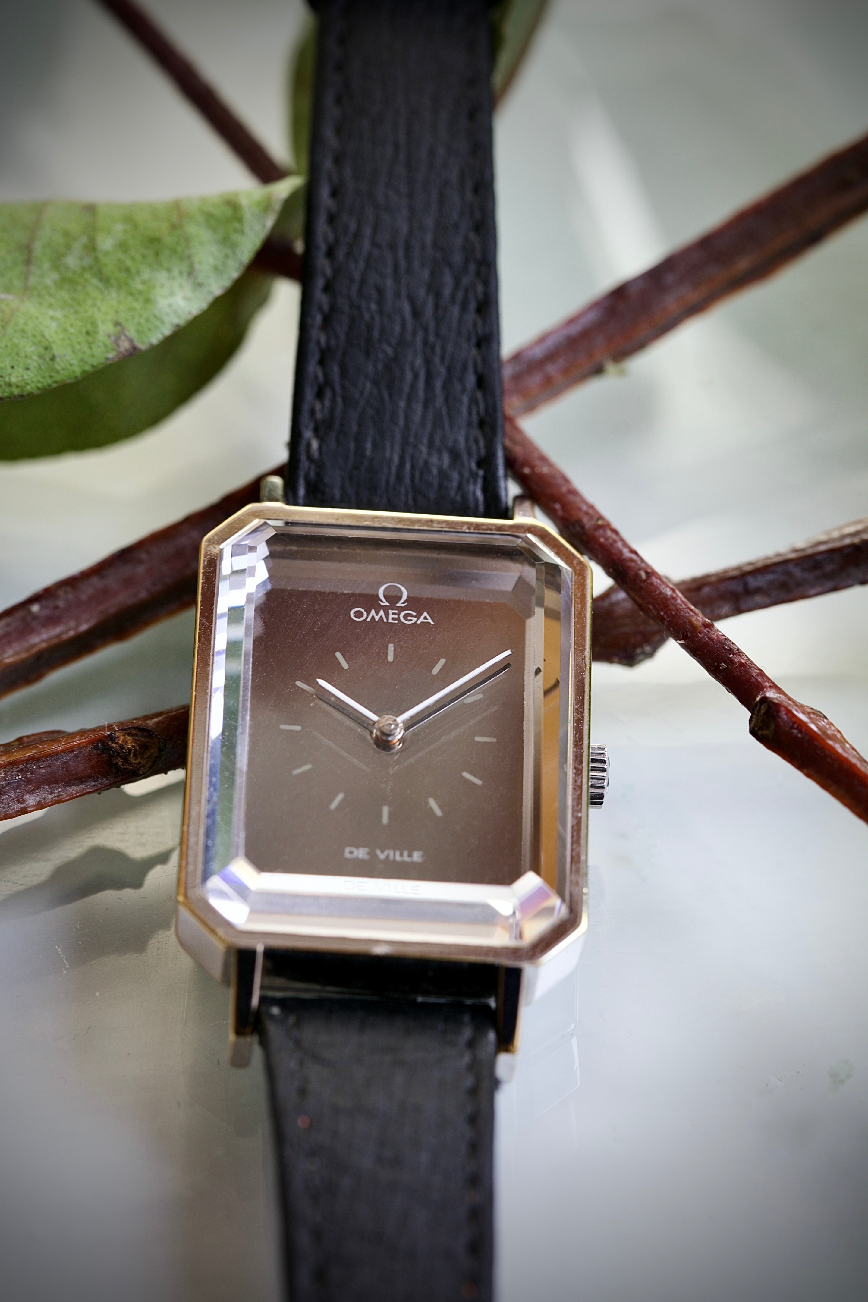 Omega De Ville “Emerald Line” Andrew Grima (1972) con Correa y