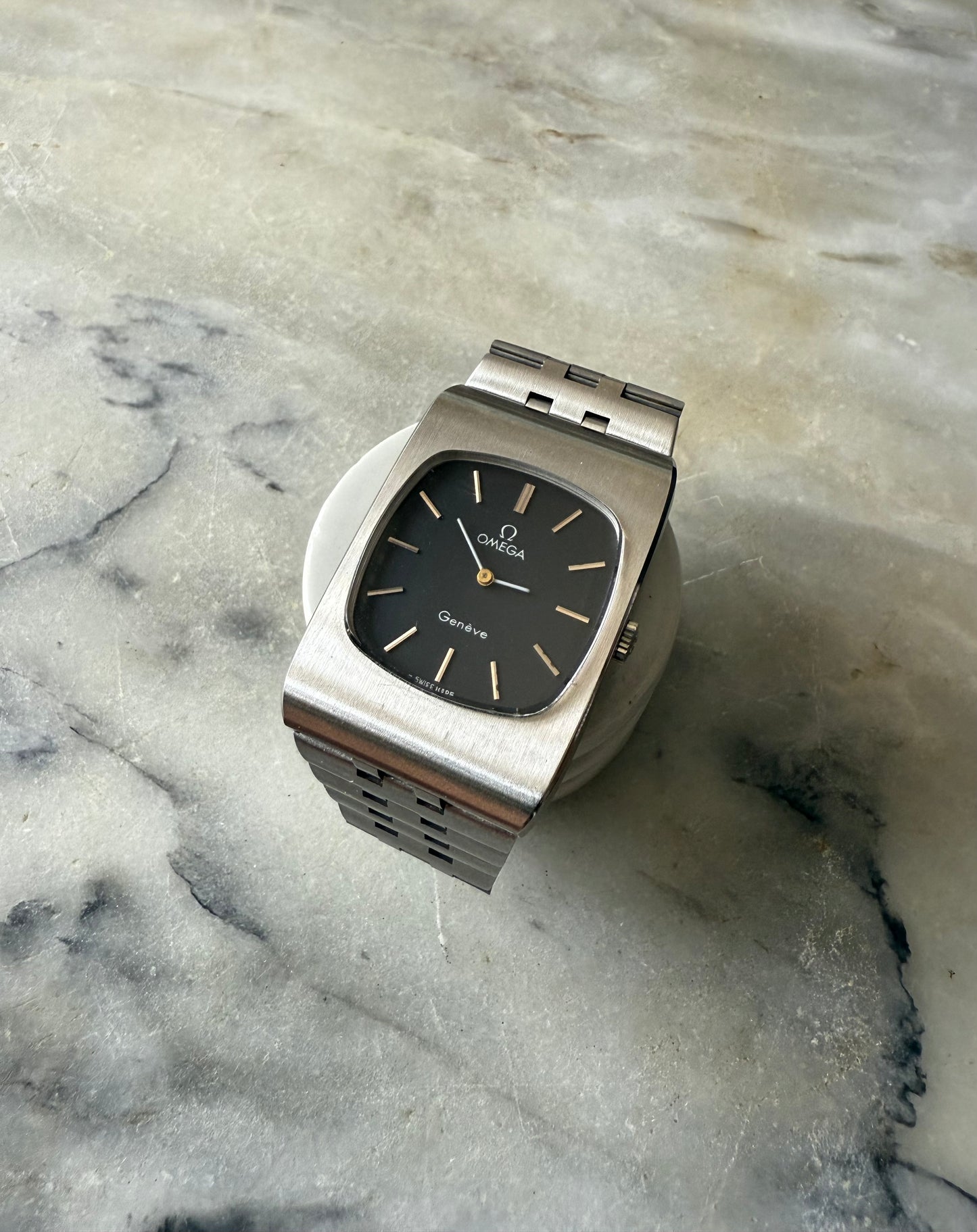 Omega Genève Ref. 111. 0117 | Cuerda Manual | 1975 | Esfera Gris Oscura